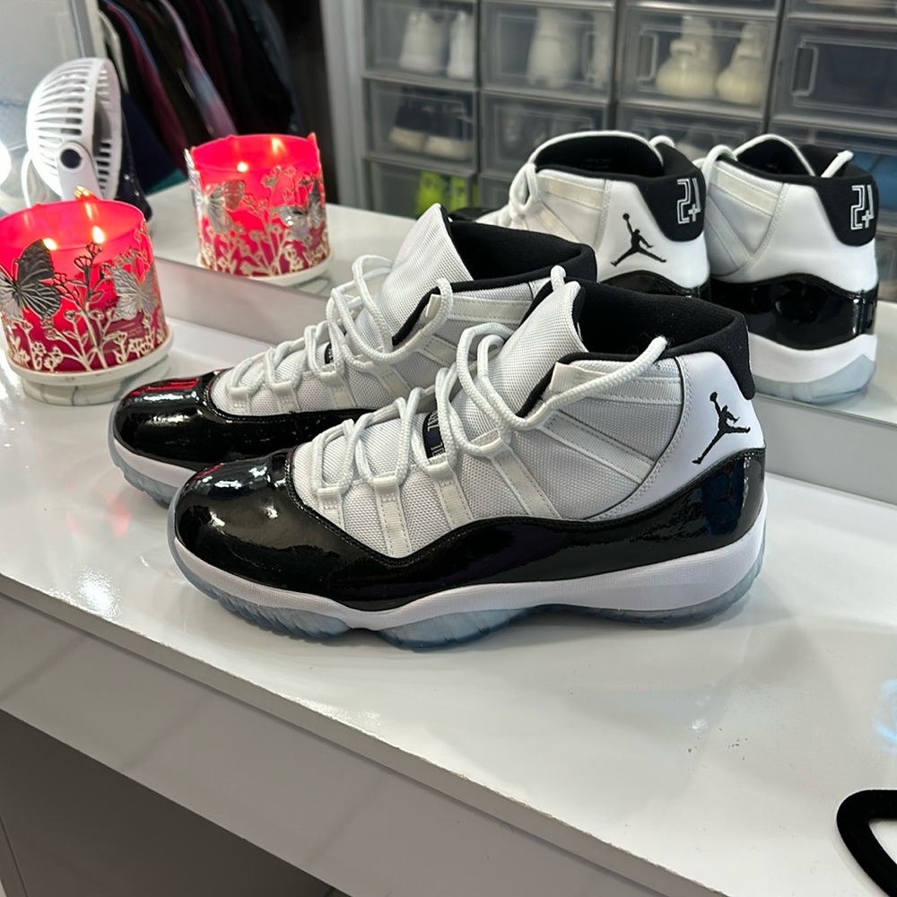 NEVER WORN JORDANS